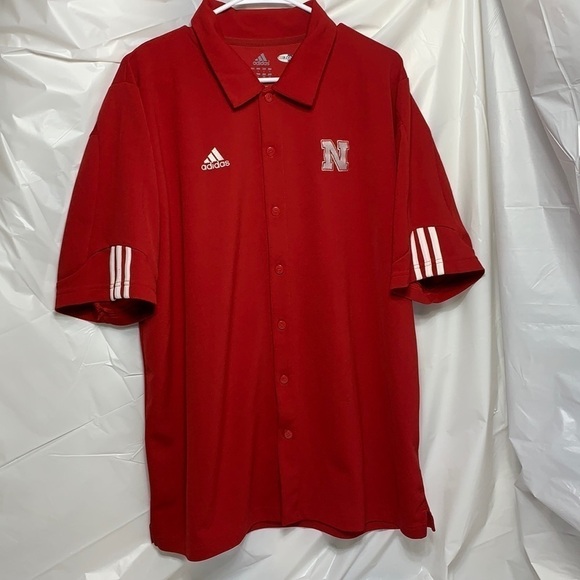 MEN’S Adidas Red Nebraska Cornhusker Button Down Short Sleeve Logo Shirt Size L - Picture 2 of 6